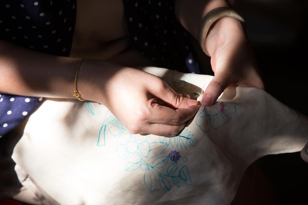 ruky vyšívajú projektu